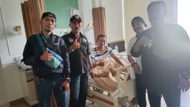 Bentuk Empati Warga dan Ormas Jenguk Kades Ranjeng Yang Sedang Dirawat Di RS Bentuk Empati Warga dan Ormas Jenguk Kades Ranjeng Yang Sedang Dirawat Di RS