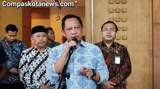 Mendagri Tito Karnavian Minta Kepada Kepala Daerah Hentikan Pengangkatan Honorer yang Tidak Memiliki Skil Hanya Jadi Beban APBD Mendagri Tito Karnavian Minta Kepada Kepala Daerah Hentikan Pengangkatan Honorer yang Tidak Memiliki Skil Hanya Jadi Beban APBD