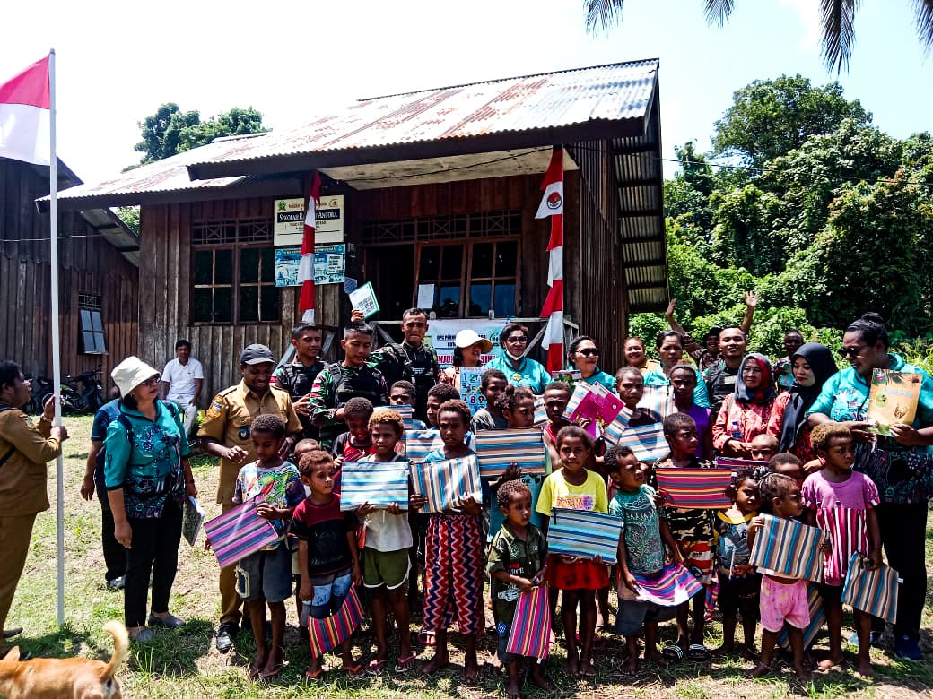 Timbulkan Semangat Membaca Anak – Anak Perbatasan Papua Yonif 122,Dampingi Walikota Jayapura. Timbulkan Semangat Membaca Anak – Anak Perbatasan Papua Yonif 122,Dampingi Walikota Jayapura.
