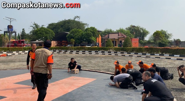 Diguncang Gempa Bumi Dahsyat, Ratusan Pegawai BPBD Banten Berhamburan, Tiga Orang Dinyatakan Luka-luka dan Satu Orang Hilang Diguncang Gempa Bumi Dahsyat, Ratusan Pegawai BPBD Banten Berhamburan, Tiga Orang Dinyatakan Luka-luka dan Satu Orang Hilang