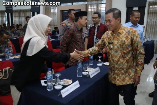 Komisi Pemilihan Umum (KPU) Undang Wali Kota Serang Syafrudin di Acara Gelar Rapat Koordinasi Pelaksanaan Kirab Pemilu Jalur 1 Tahun 2024 Komisi Pemilihan Umum (KPU) Undang Wali Kota Serang Syafrudin di Acara Gelar Rapat Koordinasi Pelaksanaan Kirab Pemilu Jalur 1 Tahun 2024