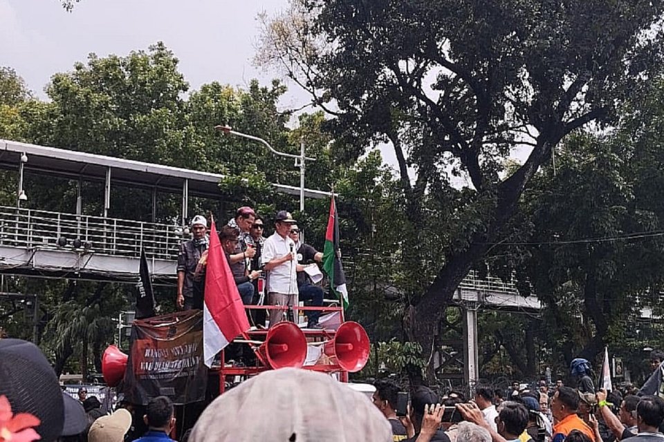 Ribuan Driver Taksi Online Demo di Kemenhub Minta Kenaikan Tarif Ribuan Driver Taksi Online Demo di Kemenhub Minta Kenaikan Tarif