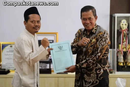 Wali Kota Serang Syafrudin Memberi Penghargaan Kepada Para Juara Duta LASQI Putra Putri Terbaik Kota Serang Wali Kota Serang Syafrudin Memberi Penghargaan Kepada Para Juara Duta LASQI Putra Putri Terbaik Kota Serang