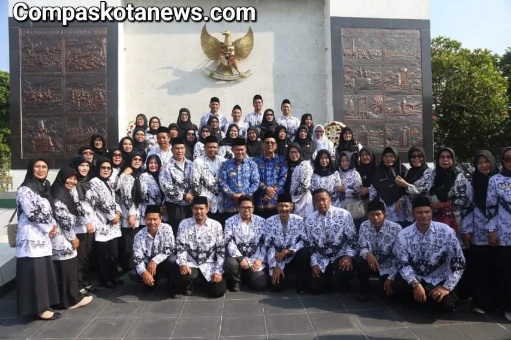 Diperingatan HUT Korpri ke 52 dan PGRI ke 78 Wali Kota Serang Syafrudin Beserta Jajarannya Ziarah di Mahkam Pahlawan Ciceri Serang Banten Diperingatan HUT Korpri ke 52 dan PGRI ke 78 Wali Kota Serang Syafrudin Beserta Jajarannya Ziarah di Mahkam Pahlawan Ciceri Serang Banten