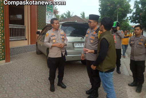 Polres Kota Serang Kombes Pol Sofwan Hermanto di Dampingi Kapolsek Walantaka AKP Juwandi Besuk Korban Pembacokan di Kp.Cirogol Polres Kota Serang Kombes Pol Sofwan Hermanto di Dampingi Kapolsek Walantaka AKP Juwandi Besuk Korban Pembacokan di Kp.Cirogol