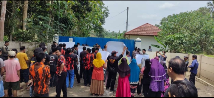 Forum Aspirasi Masyarakat Desa Seuat Jaya Demo Kandang Ayam. Forum Aspirasi Masyarakat Desa Seuat Jaya Demo Kandang Ayam.