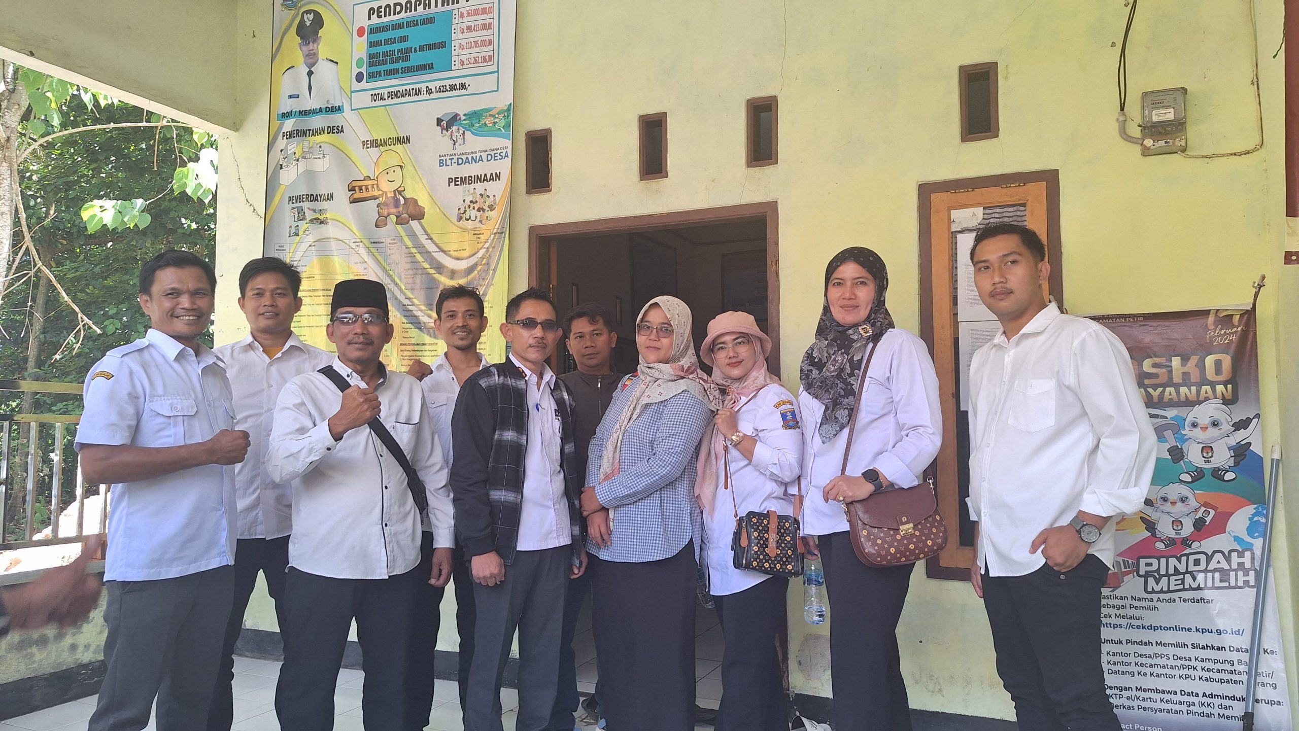 Tim Monev Kecamatan Petir Evaluasi Pembangunan Jalan Rabat Beton di Desa Kampung Baru Kabupaten Serang Tim Monev Kecamatan Petir Evaluasi Pembangunan Jalan Rabat Beton di Desa Kampung Baru Kabupaten Serang