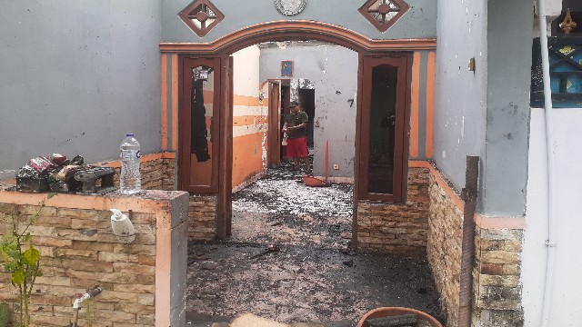 Diduga Konleting Aliran Listrik 2 Unit Rumah di Komplek Puri Citra Pipitan Walantaka Ludes Terbakar Diduga Konleting Aliran Listrik 2 Unit Rumah di Komplek Puri Citra Pipitan Walantaka Ludes Terbakar