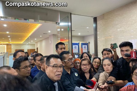 Para Pengacara Tim Aliansi Advokat Pembela Jessica Wongso Laporkan Edi Darmawan Salihin ke Mabes Polri Para Pengacara Tim Aliansi Advokat Pembela Jessica Wongso Laporkan Edi Darmawan Salihin ke Mabes Polri