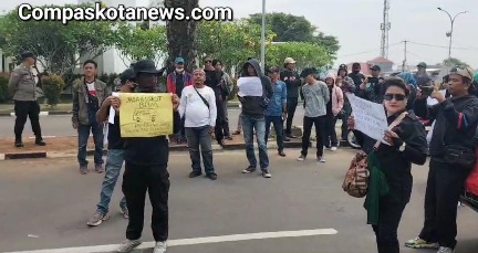 LSM KPK-Nusantara dan KOLEBAT (Koalisi Lembaga Banten) Perwakilan Banten Gugat Kinerja Dinas PUPR Provinsi Banten LSM KPK-Nusantara dan KOLEBAT (Koalisi Lembaga Banten) Perwakilan Banten Gugat Kinerja Dinas PUPR Provinsi Banten