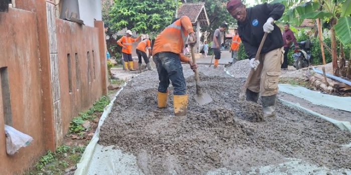 Proyek Insfratruktur Pembangunan Rabat Beton Jalan Lingkungan Permukiman Desa Sidamukti