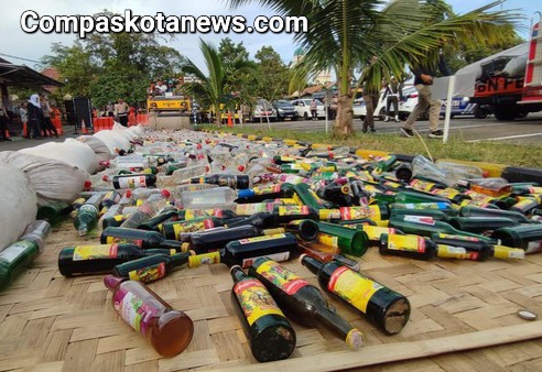 Polres Pandeglan dan Jajaran nya hancurkan 1.012 botol miras ilegal untuk Antisipasi Keamanan dan Kenyamanan di Jelang Nataru Polres Pandeglan dan Jajaran nya hancurkan 1.012 botol miras ilegal untuk Antisipasi Keamanan dan Kenyamanan di Jelang Nataru