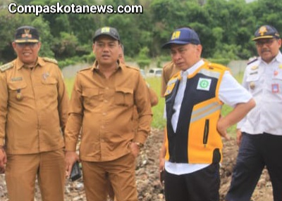 Pj Walikota Serang Yedi Rahmat, Turun Tangan di Daerah Irigasi Cibanten yang Terdampak Banjir Pj Walikota Serang Yedi Rahmat, Turun Tangan di Daerah Irigasi Cibanten yang Terdampak Banjir
