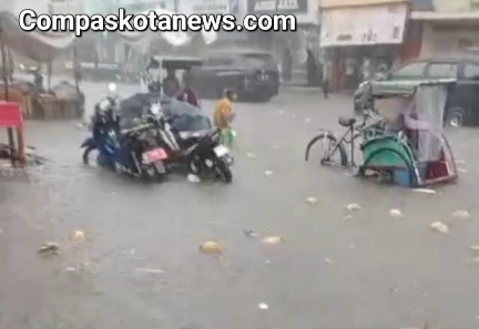 Hujan Deras Beberapa Jam Akibatkan Luapan Banjir di Beberapa Titik Terjadi di Kota Serang Hujan Deras Beberapa Jam Akibatkan Luapan Banjir di Beberapa Titik Terjadi di Kota Serang