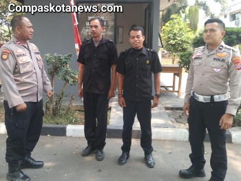 Personil Polsek Cipocok Jaya Polresta Serkot Polda Banten, Lakukan Patroli Dialogis Sampaikan Pesan Kamtibmas Dengan Security Personil Polsek Cipocok Jaya Polresta Serkot Polda Banten, Lakukan Patroli Dialogis Sampaikan Pesan Kamtibmas Dengan Security