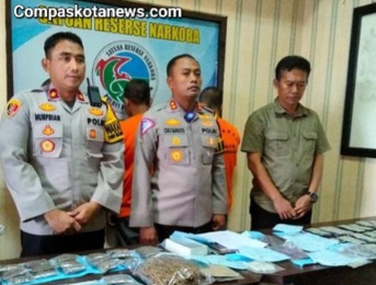 Dua Orang Pengedar Obat Keras Ilegal Dibekuk oleh Satres Narkoba Polres Pandeglang Dua Orang Pengedar Obat Keras Ilegal Dibekuk oleh Satres Narkoba Polres Pandeglang