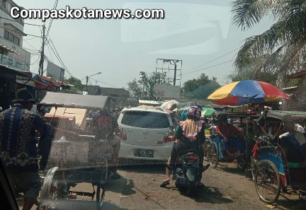 Amburadul, Semerawut dan Macet, Pasar Rau Kota Serang Dikeluhkan oleh Pengendara dan Para Pengunjung Amburadul, Semerawut dan Macet, Pasar Rau Kota Serang Dikeluhkan oleh Pengendara dan Para Pengunjung