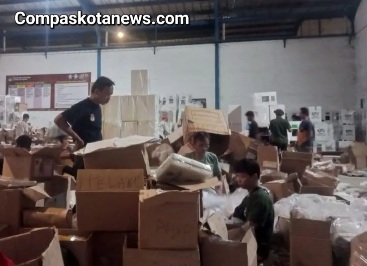 heboh di Gudang KPU Serang: Pengesetan dan Penataan Logistik Kertas Suara Pemilu 2024 Dihentikan, Berantakan dan Rusak? heboh di Gudang KPU Serang: Pengesetan dan Penataan Logistik Kertas Suara Pemilu 2024 Dihentikan, Berantakan dan Rusak?