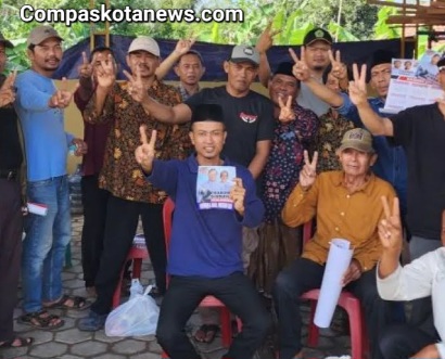 Kades di Anyer Kabupaten Serang Dilaporkan ke Bawaslu karena Berpose Dua Jari Gegara Dapatkan Jatah Sembako Tidak Seberapa Kades di Anyer Kabupaten Serang Dilaporkan ke Bawaslu karena Berpose Dua Jari Gegara Dapatkan Jatah Sembako Tidak Seberapa