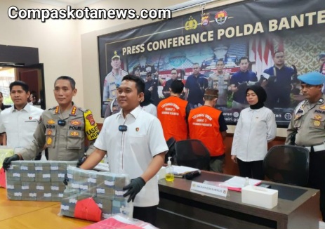 Polda Banten Ungkap Korupsi Dana PIP Rp1,3 Miliar, 2 Oknum Guru di Kota Serang Diamankan Polda Banten Polda Banten Ungkap Korupsi Dana PIP Rp1,3 Miliar, 2 Oknum Guru di Kota Serang Diamankan Polda Banten