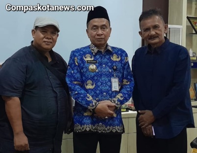 Pj Wali Kota Serang Yedi Rahmat, Merespon Baik Permintaan Program Pemeliharaan Jalan Lanjutan dari Warga Puri Anggrek Pj Wali Kota Serang Yedi Rahmat, Merespon Baik Permintaan Program Pemeliharaan Jalan Lanjutan dari Warga Puri Anggrek