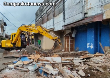 Pemkot Serang Bongkar dan Bersihkan Pasar Lama dari Kios Ilegal Pemkot Serang Bongkar dan Bersihkan Pasar Lama dari Kios Ilegal