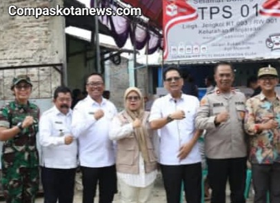 Warga Kota Serang Masih Antusias Lakukan PSU di 2 TPS, Sekda Kota Serang Akui Warga Masyarakatnya Masih Peduli Kepada Hak Suaranya untuk Berdemokrasi Warga Kota Serang Masih Antusias Lakukan PSU di 2 TPS, Sekda Kota Serang Akui Warga Masyarakatnya Masih Peduli Kepada Hak Suaranya untuk Berdemokrasi