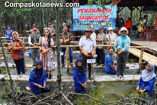 PJ Gubernur Banten Al Muktabar dan Jajarannya Mengajak Masyarakat Tanam Mangrove untuk Lindungi Teluk Banten PJ Gubernur Banten Al Muktabar dan Jajarannya Mengajak Masyarakat Tanam Mangrove untuk Lindungi Teluk Banten