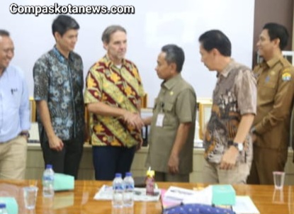 Pj Wali Kota Serang Yedi Rahmat, Merasa Bangga Perusahaan ExxonMobil Mau Berinvestasi Besar-Besaran di Kota Serang Pj Wali Kota Serang Yedi Rahmat, Merasa Bangga Perusahaan ExxonMobil Mau Berinvestasi Besar-Besaran di Kota Serang