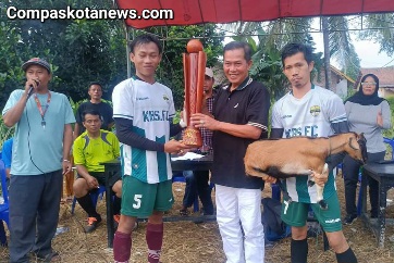 Mantan Wali Kota Serang Syafrudin Hadiri Kejuaraan “Kambing Cup” Sepak Bola Antar RW di Kelurahan Tembong, Cipocok Jaya Mantan Wali Kota Serang Syafrudin Hadiri Kejuaraan “Kambing Cup” Sepak Bola Antar RW di Kelurahan Tembong, Cipocok Jaya