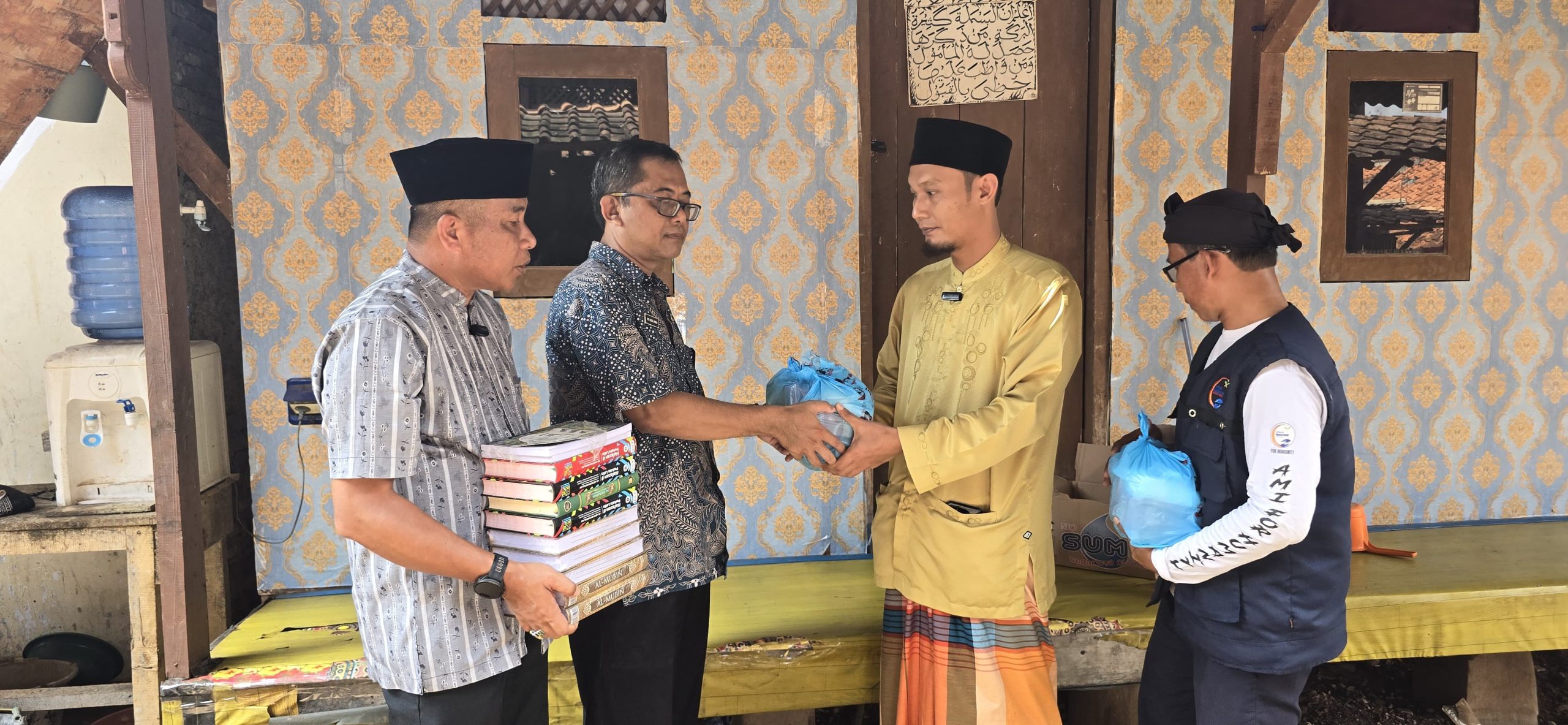 Pimpinan Alfiyah Mubarokah Bersama PJ Kepala Desa Ci Kentrung Laksanakan Bakti sosial Bertajuk Jumat Berkah Pimpinan Alfiyah Mubarokah Bersama PJ Kepala Desa Ci Kentrung Laksanakan Bakti sosial Bertajuk Jumat Berkah