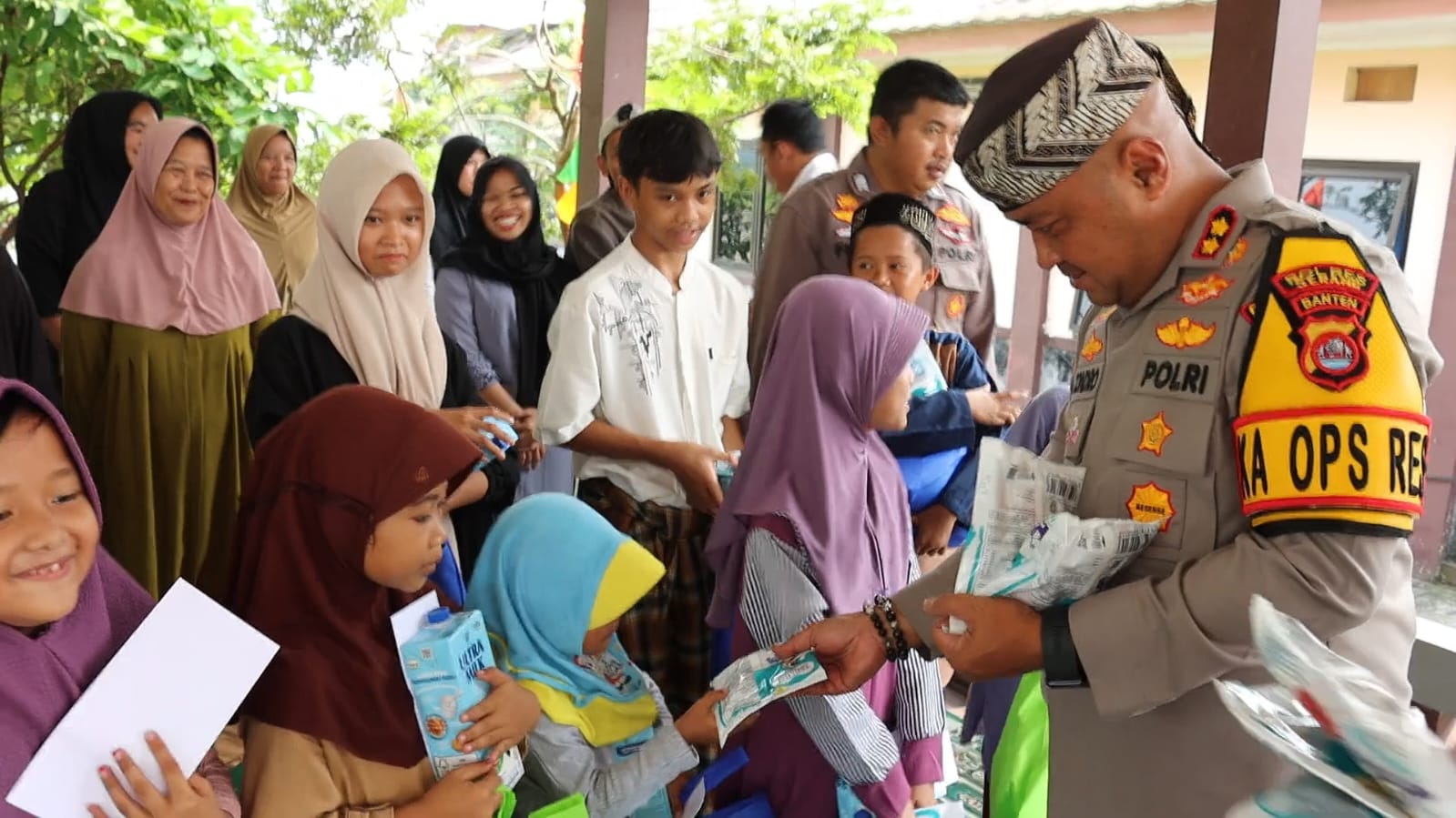 Kapolres Serang Gelar Bansos Bersama Emak – Emak Dan Anak Yatim,Jumat Berkah. Kapolres Serang Gelar Bansos Bersama Emak – Emak Dan Anak Yatim,Jumat Berkah.