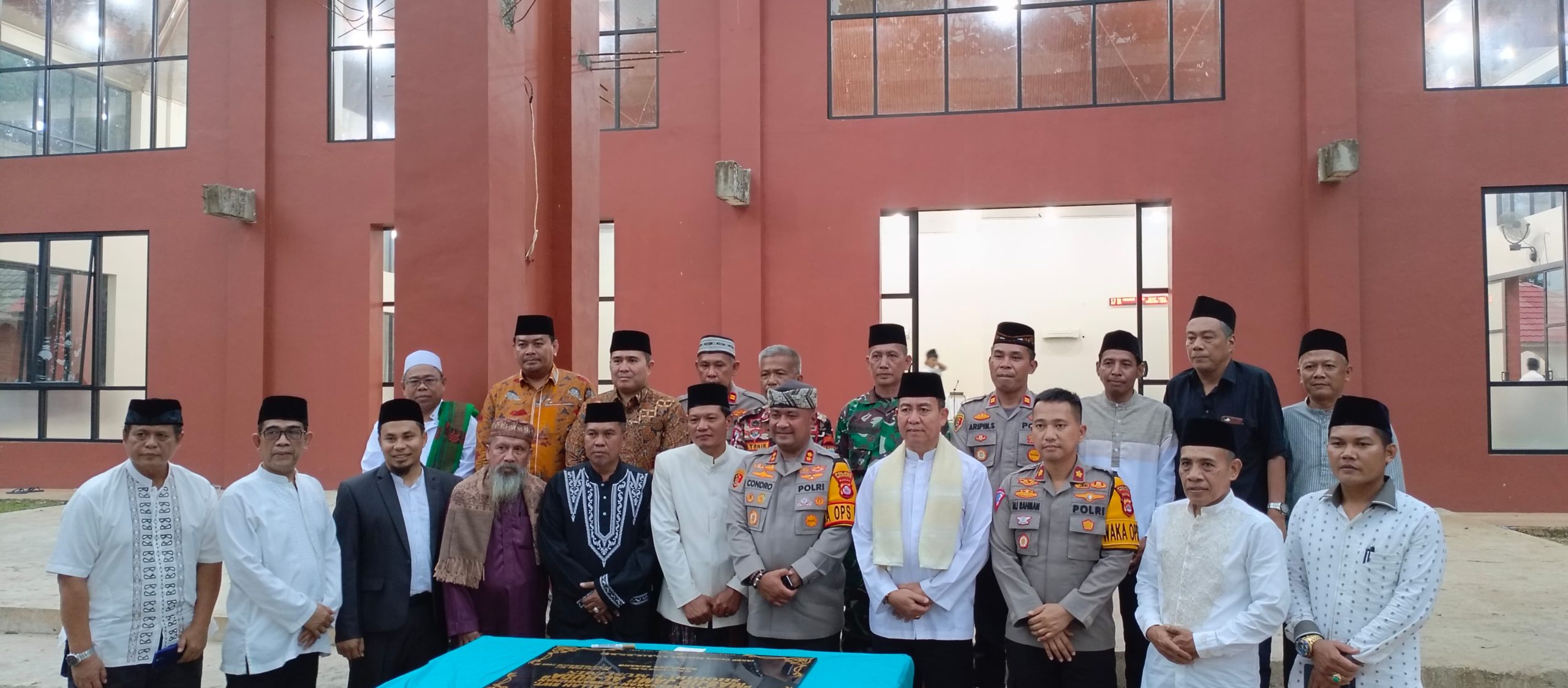Kapolres Serang Didapuk Tanda Tangan Prasasti Support Pembangunan Mesjid Jami AL – Huda . Kapolres Serang Didapuk Tanda Tangan Prasasti Support Pembangunan Mesjid Jami AL – Huda .