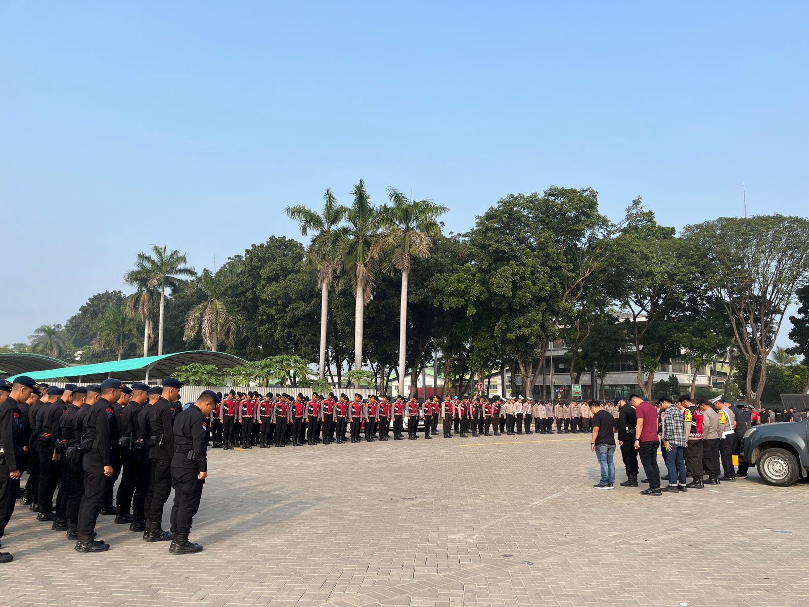 Pengamanan Aksi Damai Jilid V Dari Presidium Masyarakat Banten Bersatu ( MBB) Polres Serang Melaksanakan Apel Di PT.Nikomas Gemilang. Pengamanan Aksi Damai Jilid V Dari Presidium Masyarakat Banten Bersatu ( MBB) Polres Serang Melaksanakan Apel Di PT.Nikomas Gemilang.