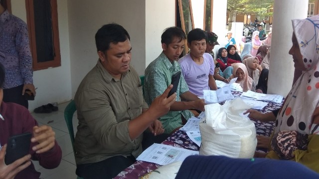 Pembagian Bantuan Sosial Pangan Di Desa Saniten Kecamatan Kadu Hejo Pandeglang. Pembagian Bantuan Sosial Pangan Di Desa Saniten Kecamatan Kadu Hejo Pandeglang.