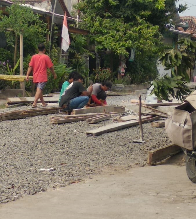 Warga Yang Dipekerjakan Menjerit, Diduga Kontraktor Proyek Pembangunan Jalan Tidak Bertanggung Jawab, Upah Pekerja Belum Di Bayar! Warga Yang Dipekerjakan Menjerit, Diduga Kontraktor Proyek Pembangunan Jalan Tidak Bertanggung Jawab, Upah Pekerja Belum Di Bayar!