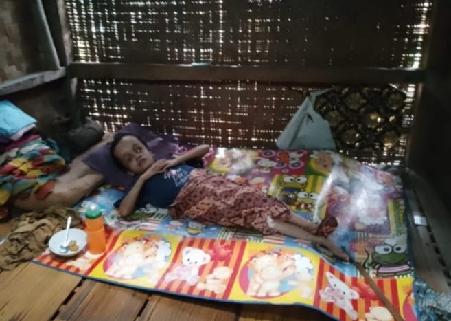 “Ani, 18 Tahun Terbaring Lemas: Perjuangan Ibu Minah di Tengah Kemiskinan dan Harapan akan Uluran Tangan” “Ani, 18 Tahun Terbaring Lemas: Perjuangan Ibu Minah di Tengah Kemiskinan dan Harapan akan Uluran Tangan”