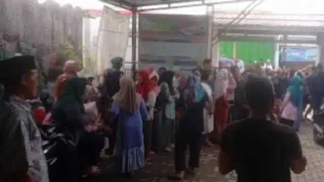 Protes Bau Menyengat, Warga Desa Leuwilimus Geruduk Kantor Desa dan Tantang Perusahaan Besar! Protes Bau Menyengat, Warga Desa Leuwilimus Geruduk Kantor Desa dan Tantang Perusahaan Besar!