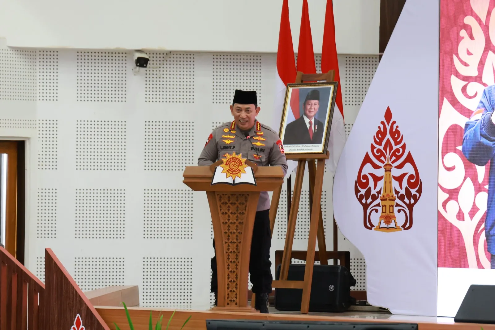Hadiri Penutupan Pleno Hima Persis, Kapolri: Mari Jaga Keberagaman untuk Wujudkan Indonesia Emas 2045 Hadiri Penutupan Pleno Hima Persis, Kapolri: Mari Jaga Keberagaman untuk Wujudkan Indonesia Emas 2045
