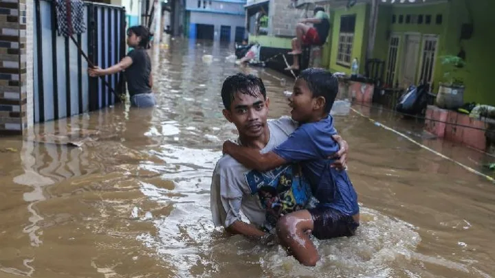 Banjir Dahsyat di Jatiasih Bekasi, Air Capai 3 Meter Lebih – Ribuan Warga Terjebak! Banjir Dahsyat di Jatiasih Bekasi, Air Capai 3 Meter Lebih – Ribuan Warga Terjebak!