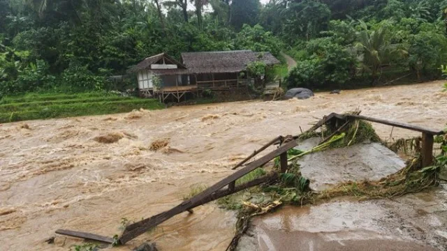 Jembatan Penghubung Pandeglang-Serang Ambruk! Warga Terisolasi, Pemerintah Diminta Bertindak Cepat! Jembatan Penghubung Pandeglang-Serang Ambruk! Warga Terisolasi, Pemerintah Diminta Bertindak Cepat!