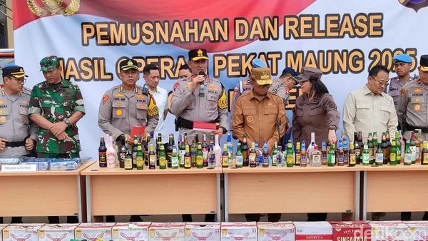 Polda Banten Musnahkan 22 Ribu Botol Miras dalam Operasi Pekat 2025 Polda Banten Musnahkan 22 Ribu Botol Miras dalam Operasi Pekat 2025