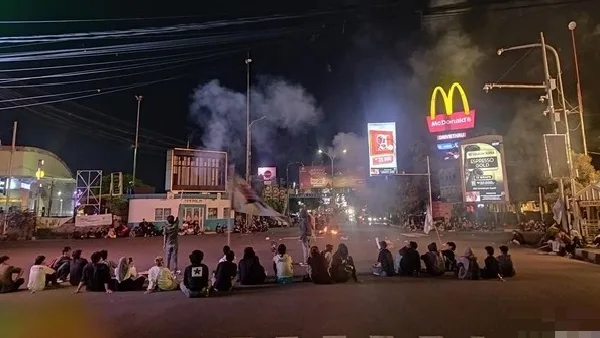 Demo Mahasiswa Tolak RUU TNI di Kota Serang, Simpang Ciceri Ditutup, Lalu Lintas Dialihkan Demo Mahasiswa Tolak RUU TNI di Kota Serang, Simpang Ciceri Ditutup, Lalu Lintas Dialihkan