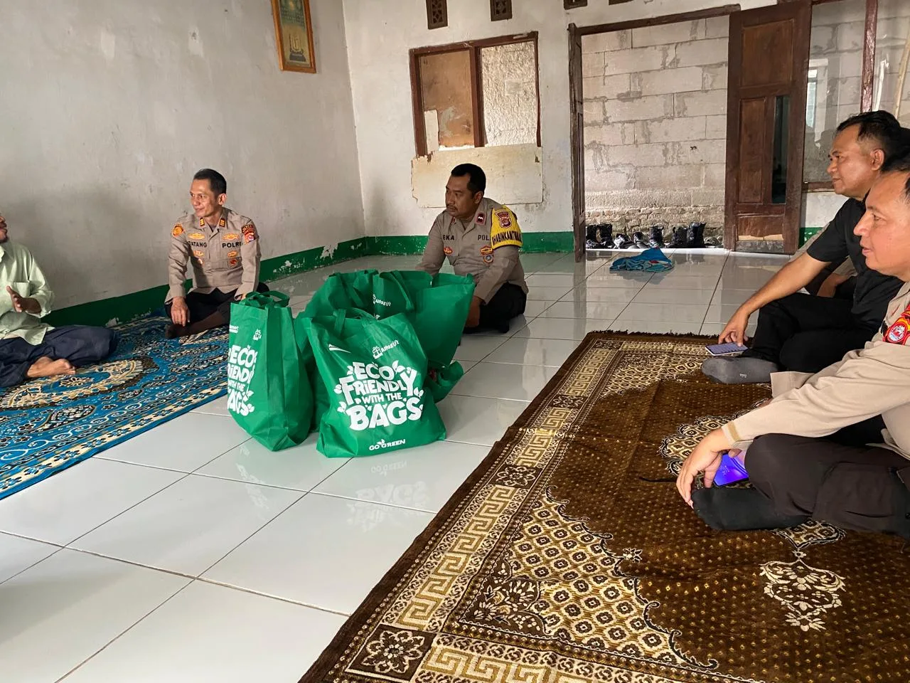Salurkan Bantuan Sosial Polsek Cikande Untuk Warga Terdampak Banjir Di Desa Songgom Jaya. Salurkan Bantuan Sosial Polsek Cikande Untuk Warga Terdampak Banjir Di Desa Songgom Jaya.