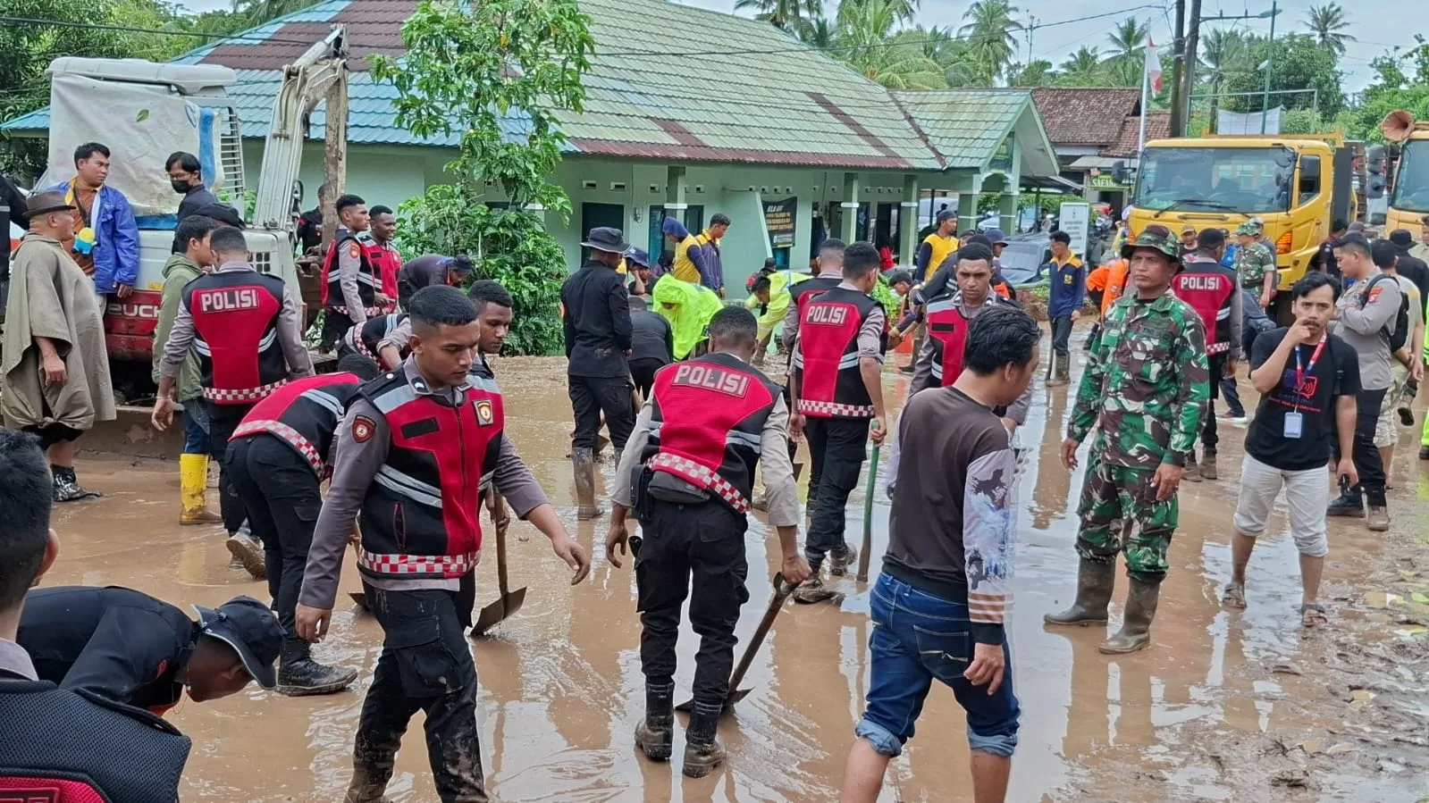 Polda Banten Bersihkan Material Longsor Yang Tutupi Akses Jalan Di Padarincang Polda Banten Bersihkan Material Longsor Yang Tutupi Akses Jalan Di Padarincang