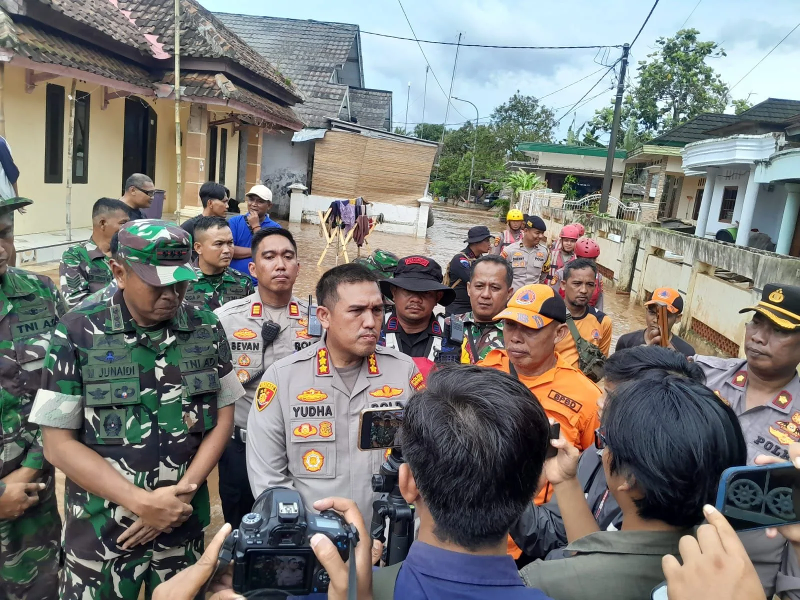 Kapolresta serang Kota Pimpin Dan Terjun Langsung Evakuasi Jalan Tertutup Pasca Longsor Dan Banjir Padarincang. Kapolresta serang Kota Pimpin Dan Terjun Langsung Evakuasi Jalan Tertutup Pasca Longsor Dan Banjir Padarincang.