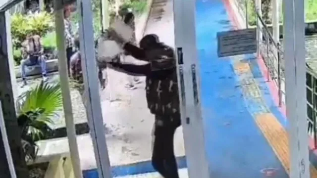 Heboh! Ormas Ngamuk di Kantor Dinkes Bekasi, Buang Sampah & Ancam Pegawai! Heboh! Ormas Ngamuk di Kantor Dinkes Bekasi, Buang Sampah & Ancam Pegawai!