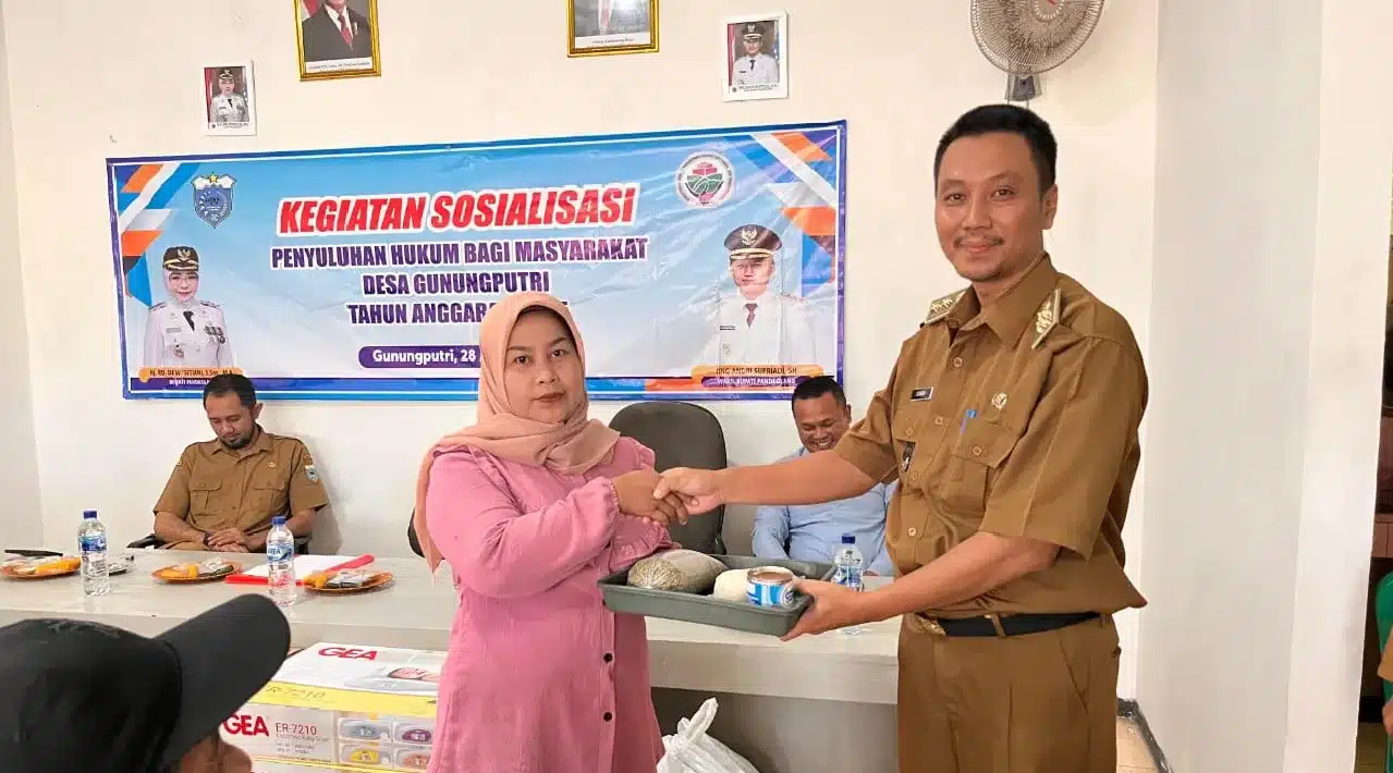 Penyuluhan Hukum dan Penyerahan Bantuan Sosial di Desa Gunung Putri, Pandeglang Penyuluhan Hukum dan Penyerahan Bantuan Sosial di Desa Gunung Putri, Pandeglang