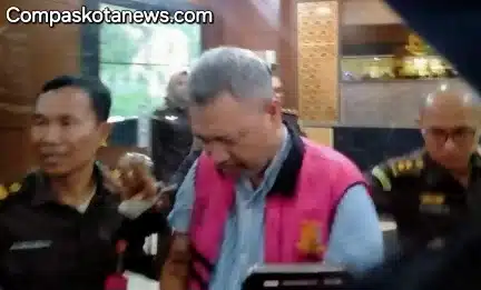 Syukron Yuliadi Mufti Ditetapkan Tersangka Dugaan Korupsi Proyek Sampah Rp75,9 Miliar di Tangsel Syukron Yuliadi Mufti Ditetapkan Tersangka Dugaan Korupsi Proyek Sampah Rp75,9 Miliar di Tangsel