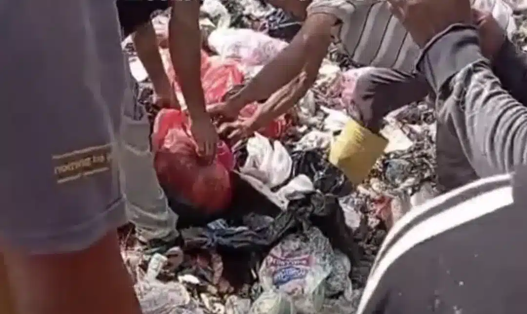 Warga Cikoak Gempar! Ada Mayat Bayi di Tempat Sampah! Warga Cikoak Gempar! Ada Mayat Bayi di Tempat Sampah!